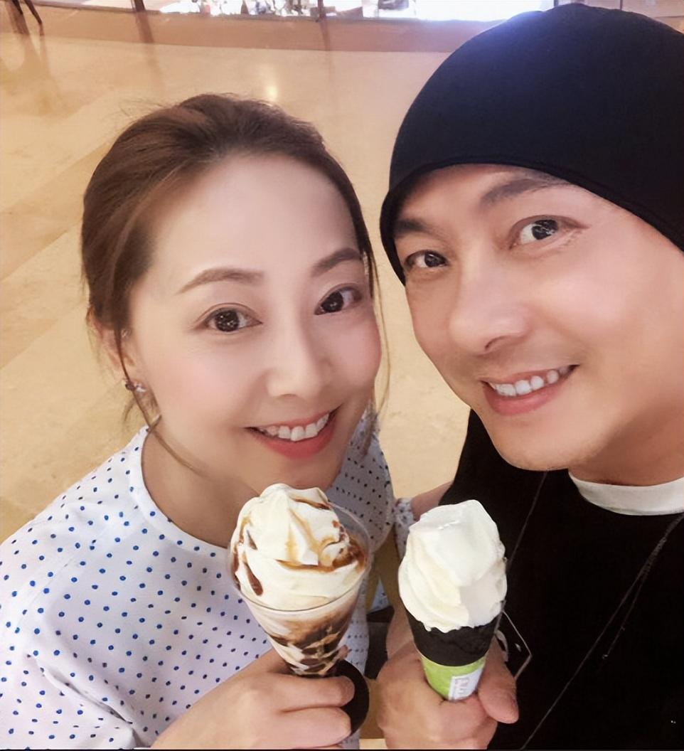 如今张卫健已经提前享受了退休后的生活,与妻子张茜结婚多年没有孩子.