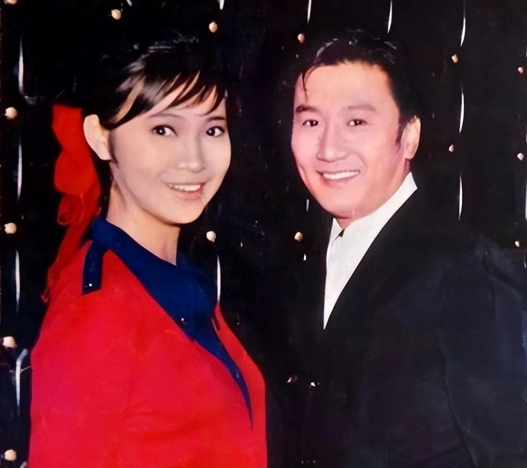 1974年拍摄电影《关岛廿八》时,秦祥林对萧芳芳一见钟情并展开追求