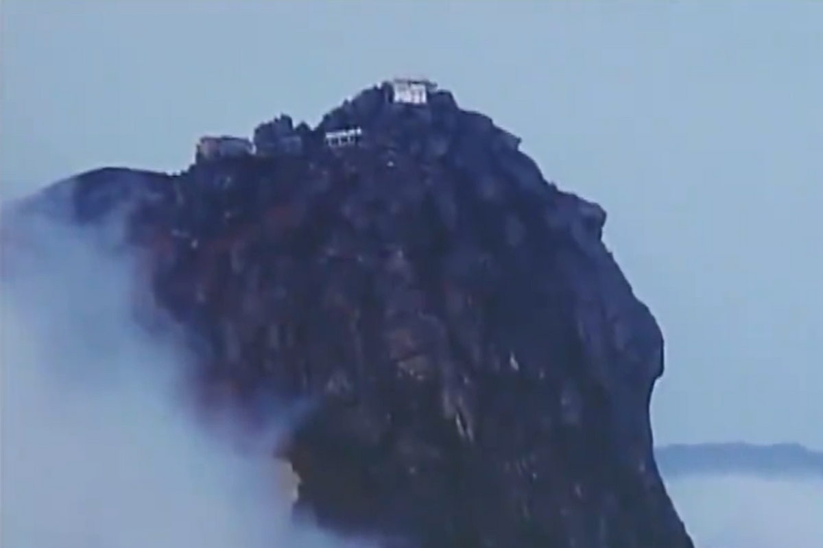 17年摄像师上山拍摄,却意外看到一张"人脸",吓得从山头摔了下去