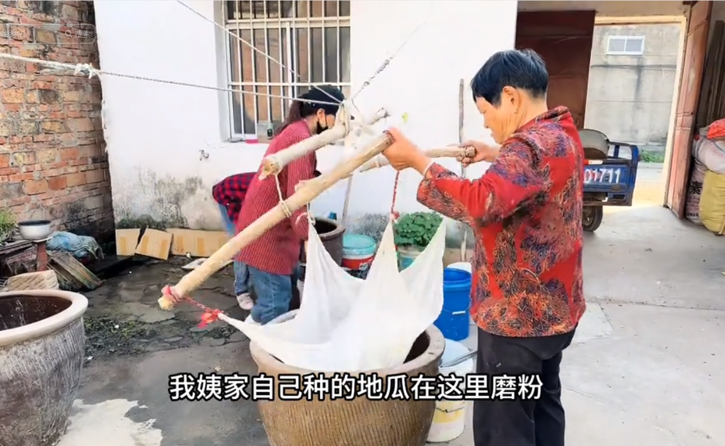 霞姐霞姐家中的经济条件不好,她的父亲患有肝炎,常年需要吃药,不能