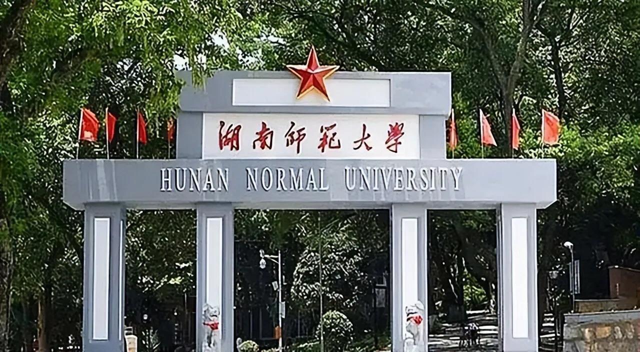 三,亲生父母找上门,邓雪凤拒绝,努力考上大学报答自己的养父.