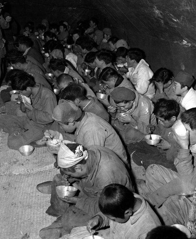 70年前志愿军张文荣叛变当间谍但他反手将手雷扔进敌机