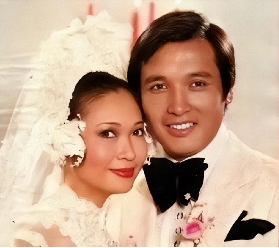 婚后的秦祥林很快暴露了花花公子的本性,对待萧芳芳也没有婚前那样的