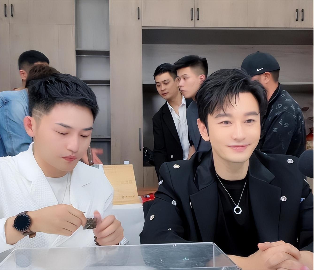 外界在否定黄晓明演技的同时,他也在努力的证明自己,如今和杨颖离婚