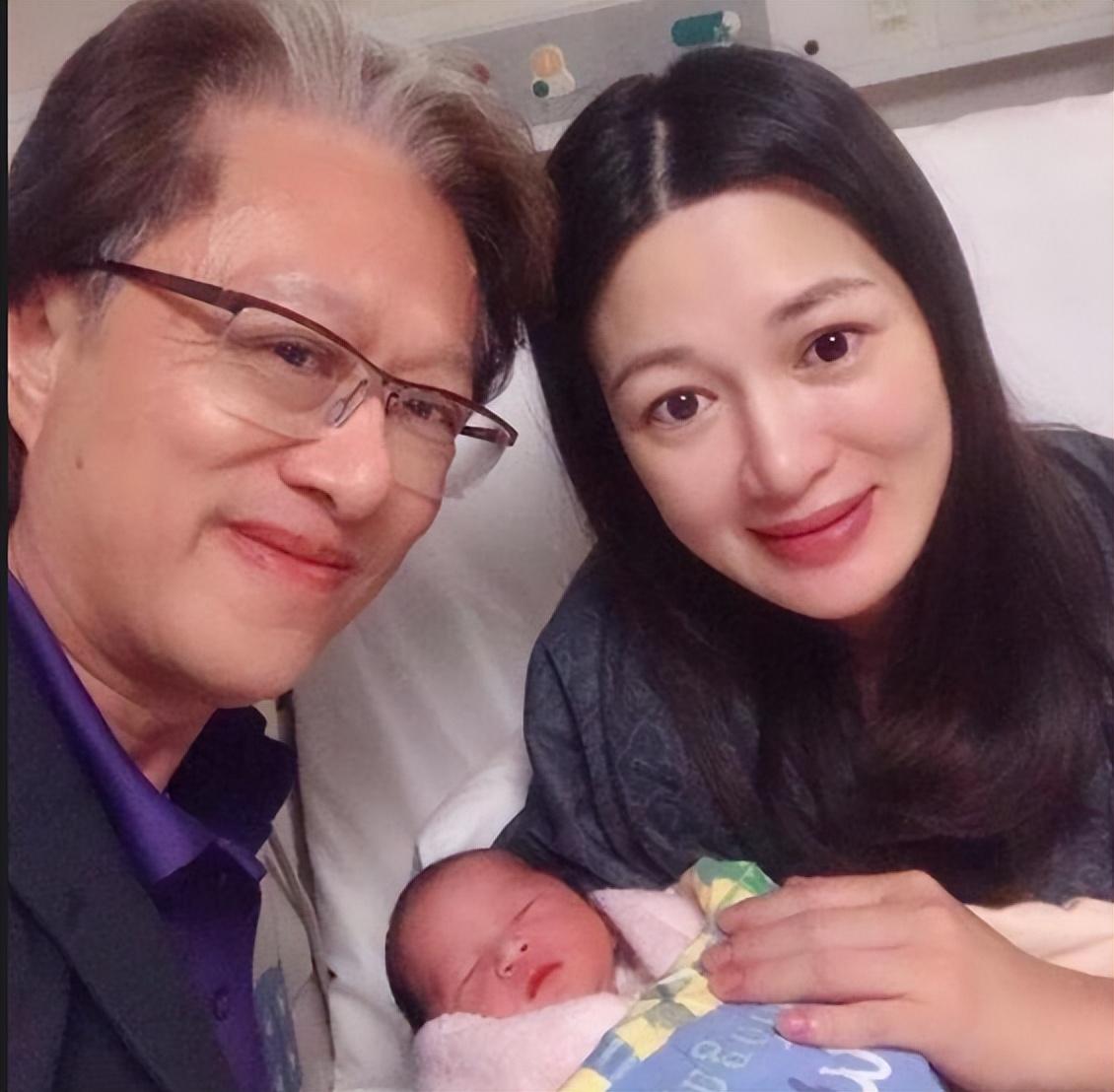 林平之(何宝生饰)原是福威镖局的独子,备受宠爱,但在家族遭遇巨变之后