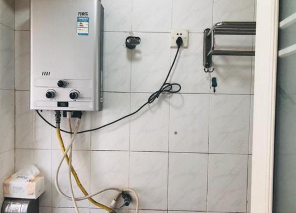 回顾江西夫妻生8个孩子后双双离世哥嫂接手拒领养咬牙带10娃