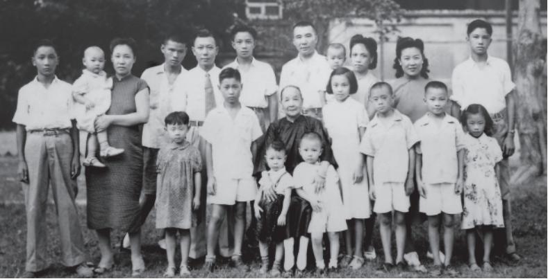 在解放军压境时,王耀武就已经让妻子郑宜兰,带着七个子女和两个侄子