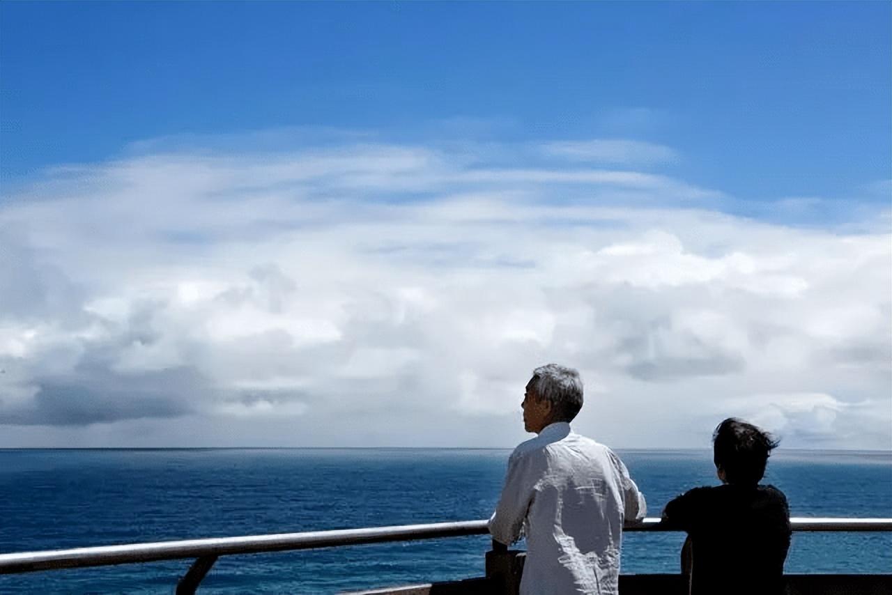 "老太婆啊,今天是咱结婚50周年纪念日,感谢这么多年你陪我走过,以后我