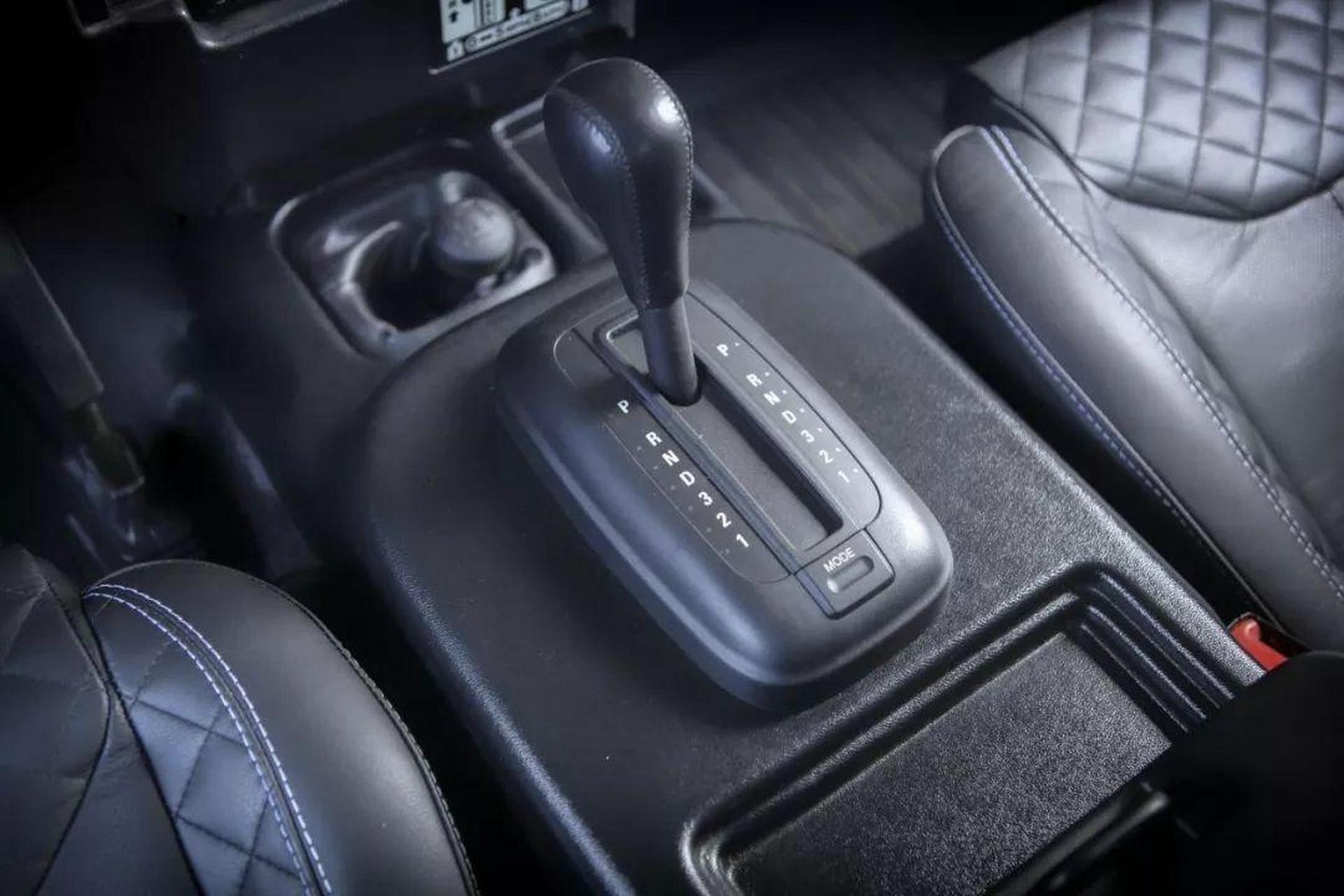 自动挡汽车档杆设计有蛇形和线型两种,各有优缺点.