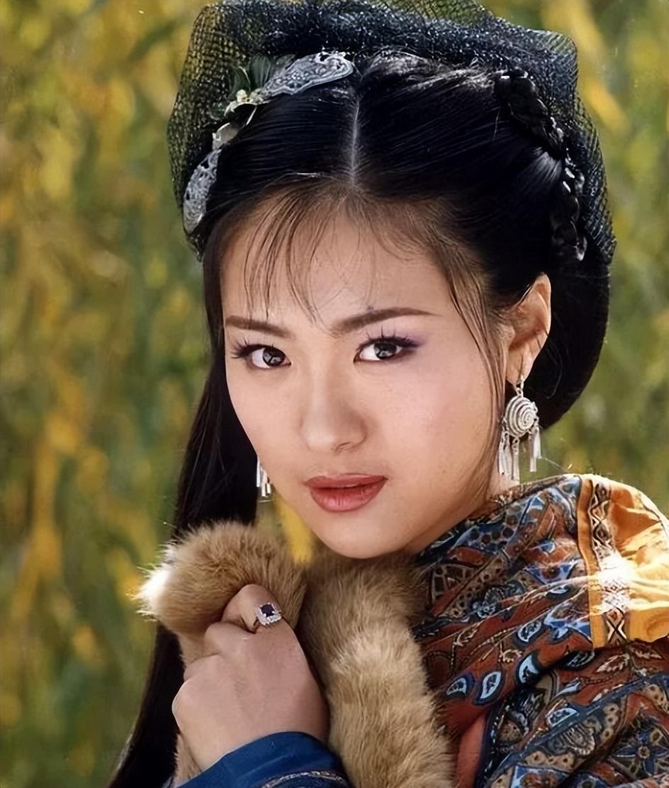 事业发展时期沈傲君选择嫁人后逐渐息影,老公的真实身份是乾隆皇子永