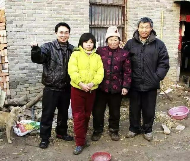 四,洪战辉带着10岁的妹妹上大学.