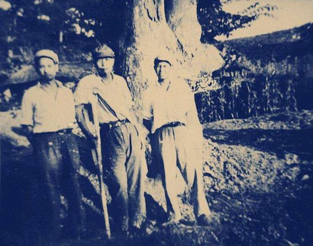 开国少将搭牛车回乡和车夫闲聊一路快到家才发现这是自己父亲