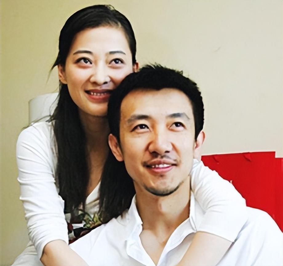 明确,敢于尝试,爱情上亦是敢爱敢恨,2001年嫁给了青年才俊导演鄢颇