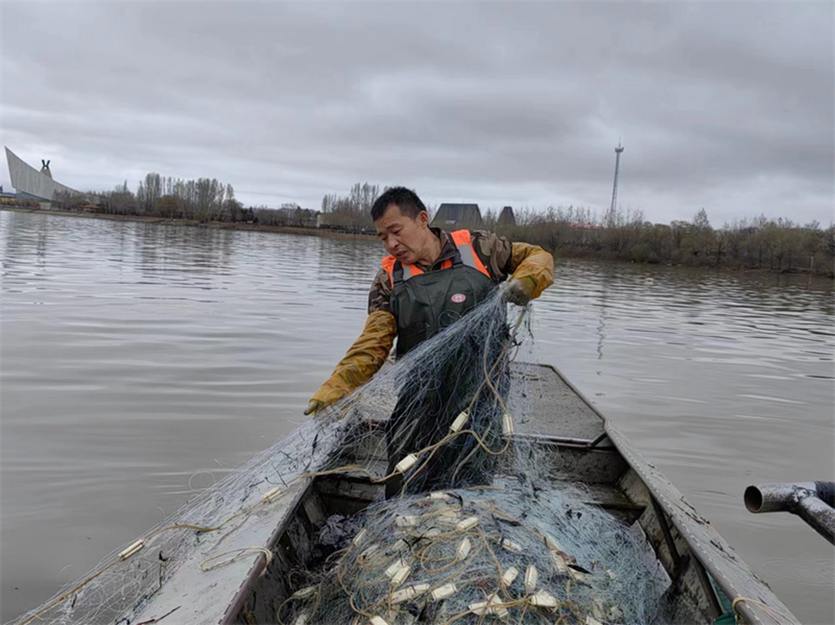 乌苏里江逐渐开江,赫哲族渔民开始捕鱼.