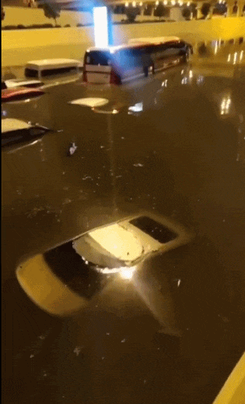 迪拜突发罕见大洪水沙漠变汪洋一天下完一年的雨民众划橡皮艇逃难