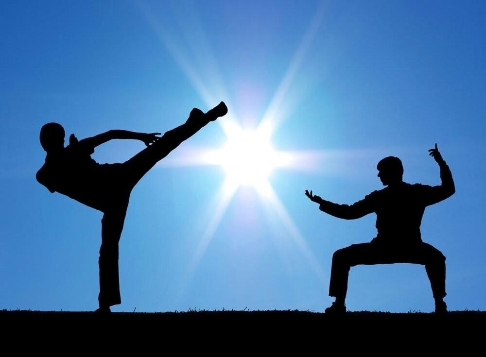 回顾男子痴迷铁腿功每天穿200斤石鞋八旬老母媳妇都练没了