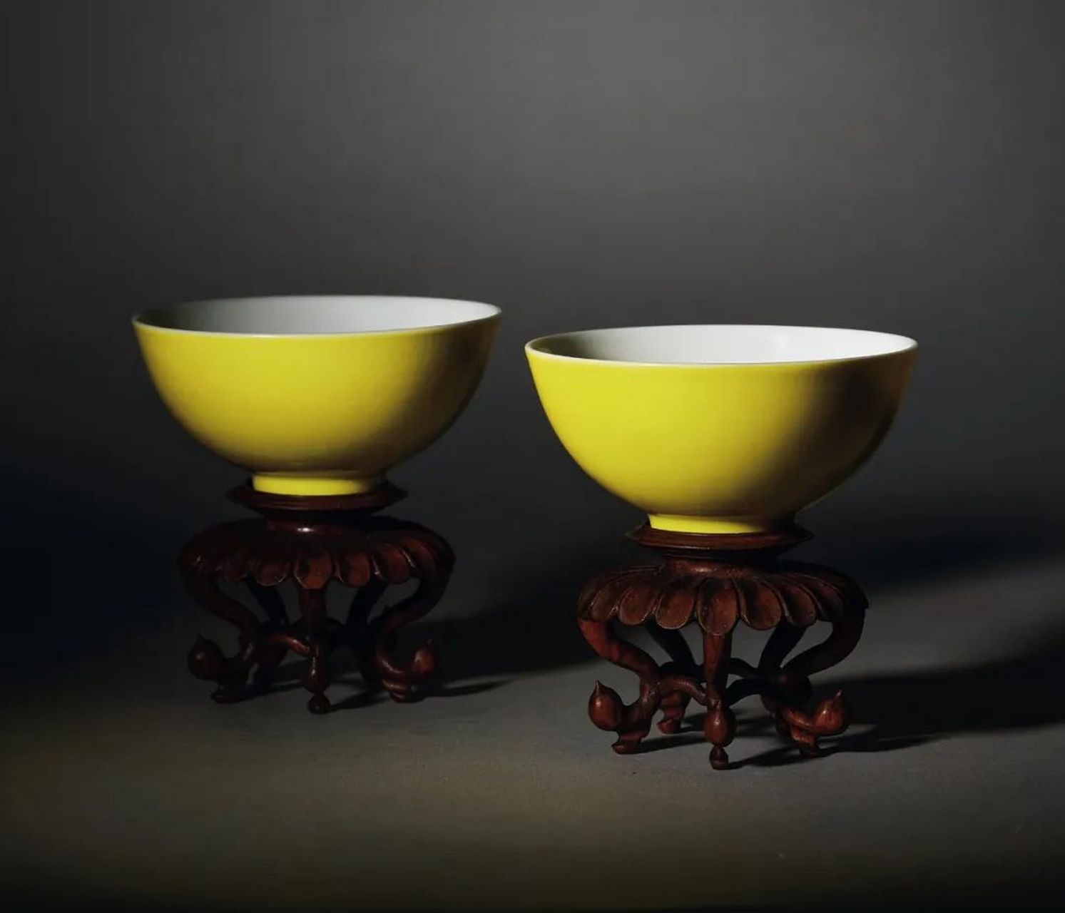 清雍正柠檬黄釉小杯,形小巧俊秀,黄釉明丽夺目,底部署"雍正年制"楷书