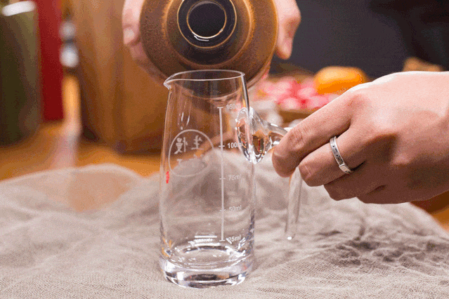 回顾家中的白酒存放10年还可以喝吗白酒究竟有没有保质期