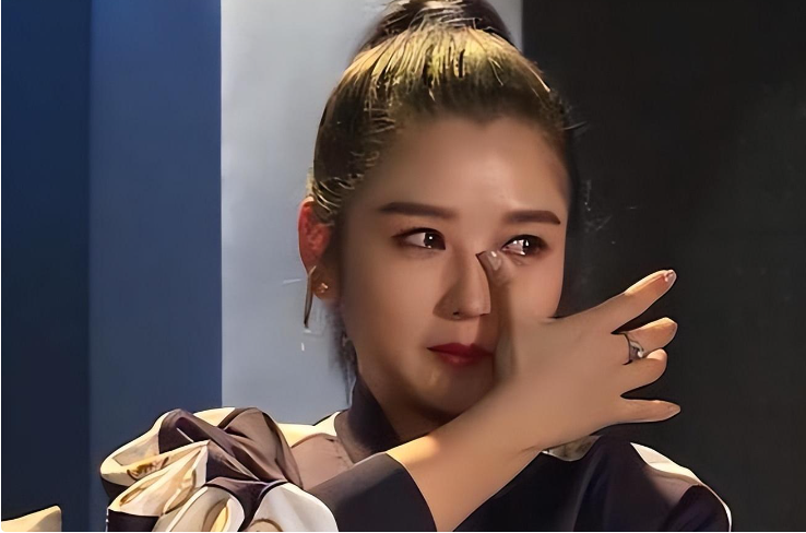 就连金星在节目中都忍不住询问:"你怎么老摔跟头?