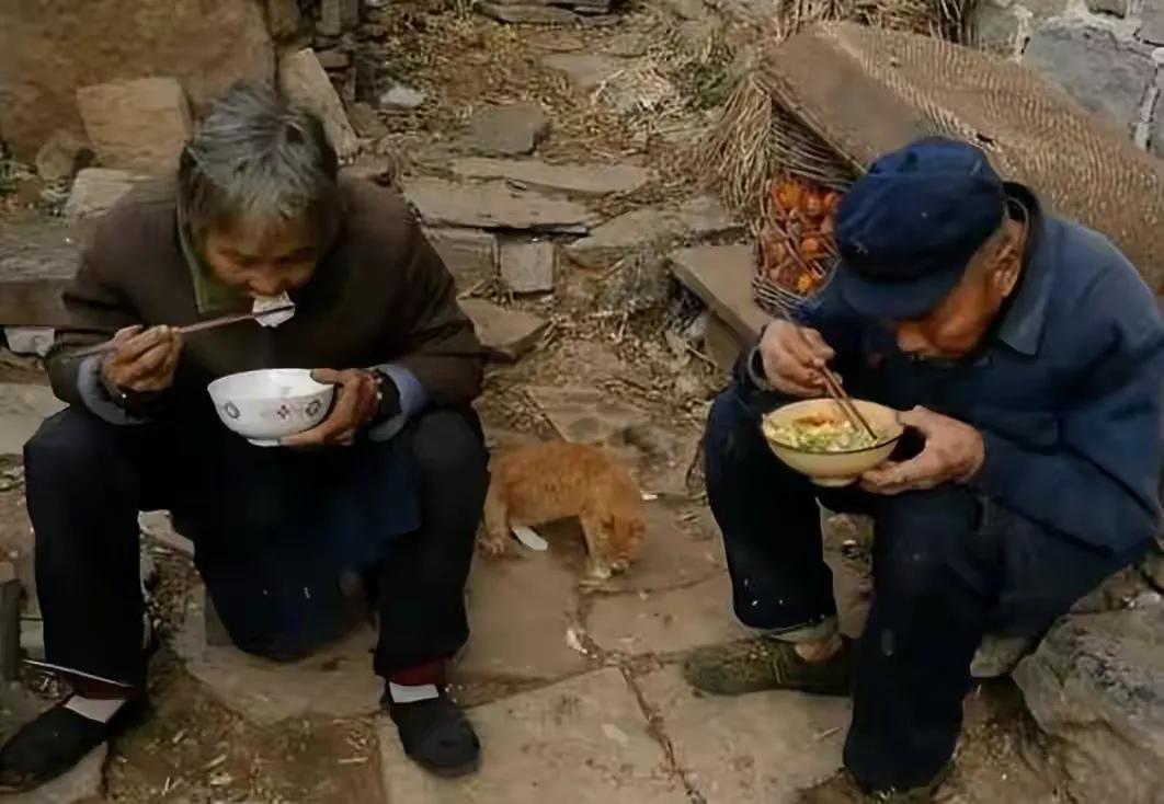 回顾重庆光棍男子捡流浪女为避闲话搬山顶住多年后结为合法夫妻