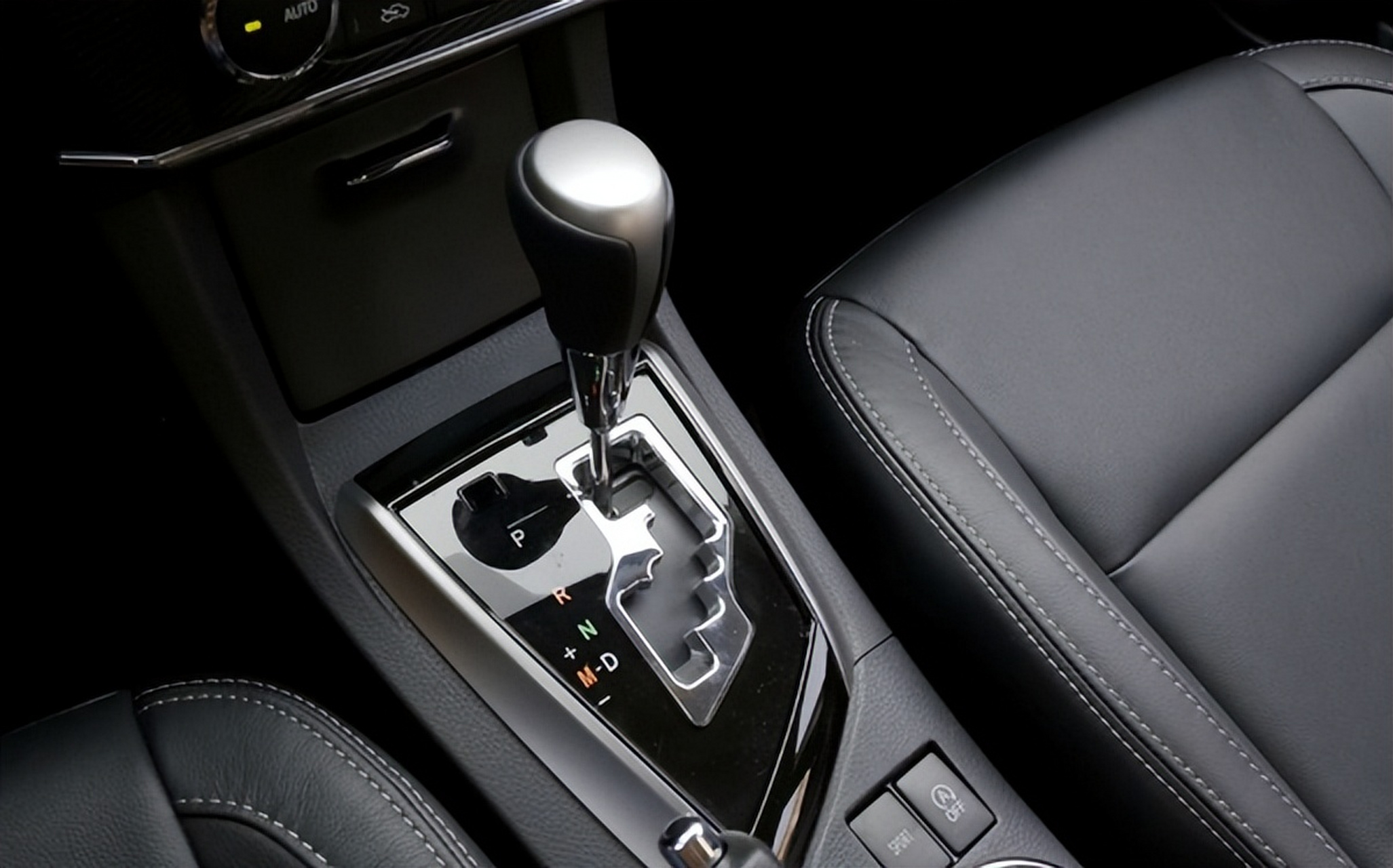 自动挡汽车档杆设计有蛇形和线型两种,各有优缺点.