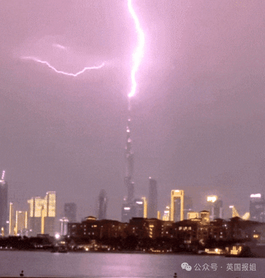 迪拜突发罕见大洪水沙漠变汪洋一天下完一年的雨民众划橡皮艇逃难