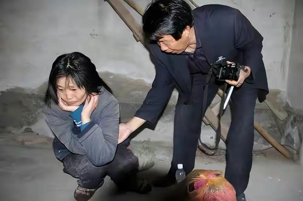回顾重庆光棍男子捡流浪女为避闲话搬山顶住多年后结为合法夫妻