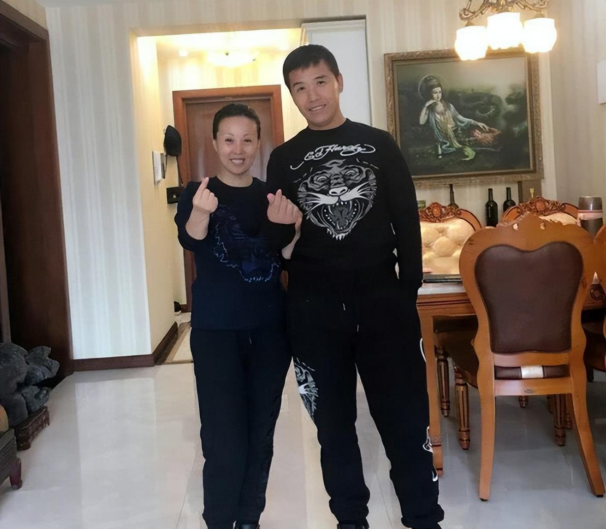 小梁的扮演者黄宝吉,妻子是三姐妹中的老三,连襟三人经常的会在一起