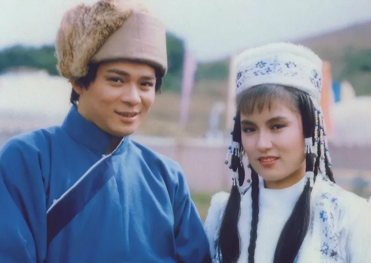 演员黄造时是歌星童安格的表妹,出道很早,17岁就踏入演艺圈,第一部