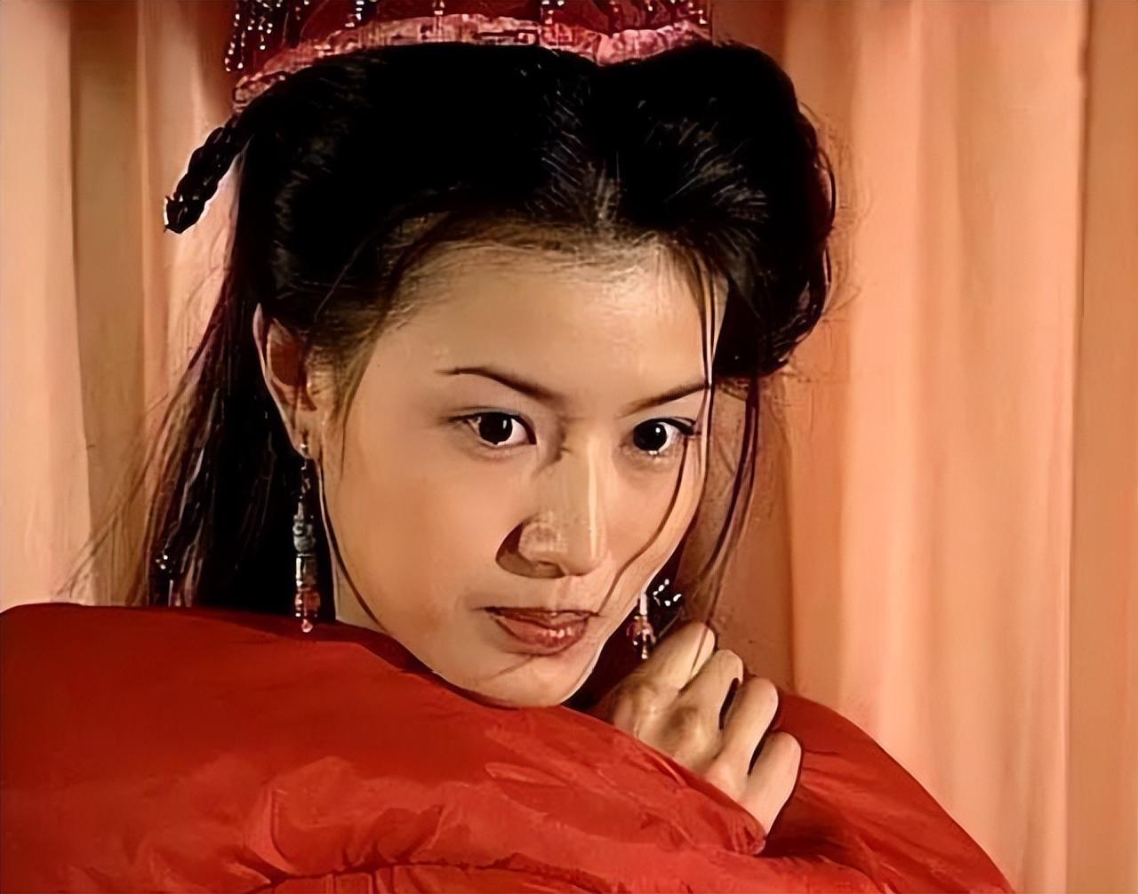 剧外的黄纪莹还有一个身份就是"古天乐唯一承认的女友".