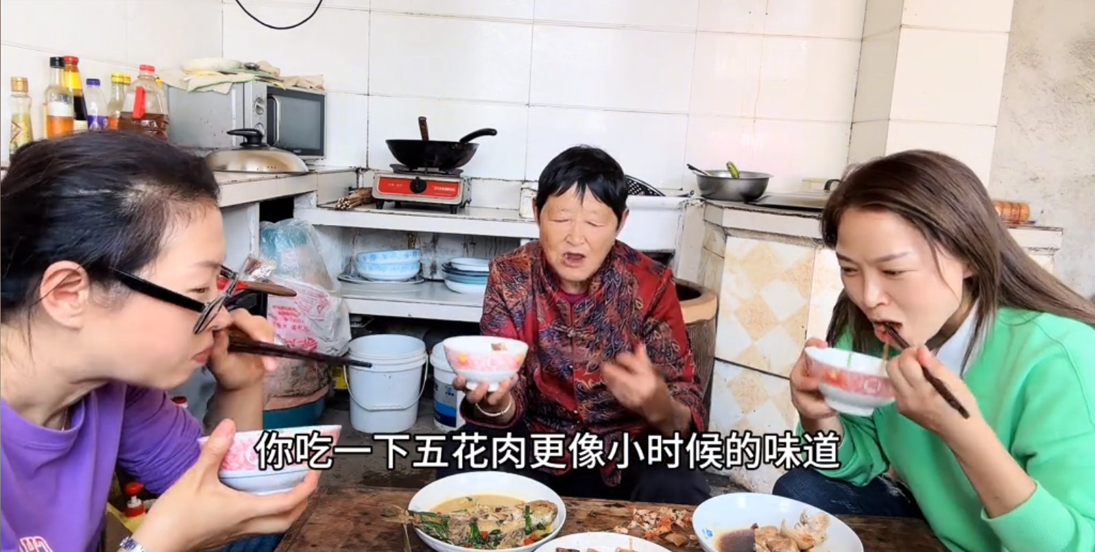 霞姐霞姐家中的经济条件不好,她的父亲患有肝炎,常年需要吃药,不能