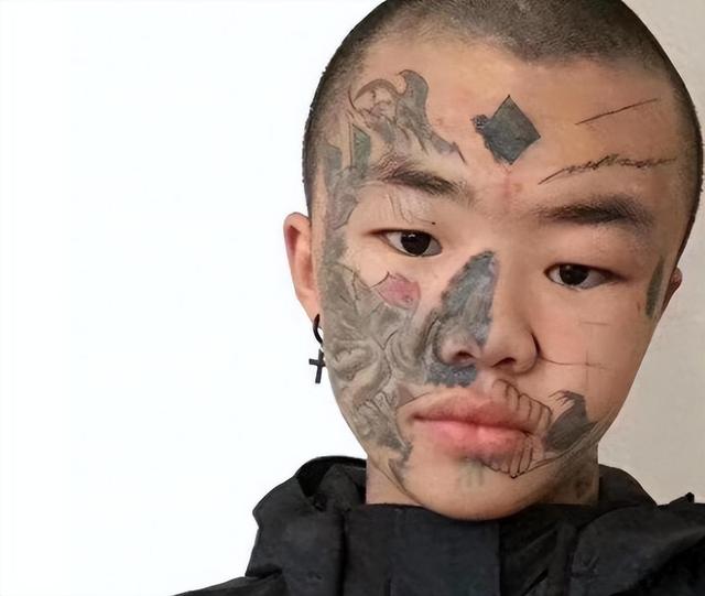 回顾:14岁少年满脸纹身被父亲赶出家门,找不到工作如今怎样了?