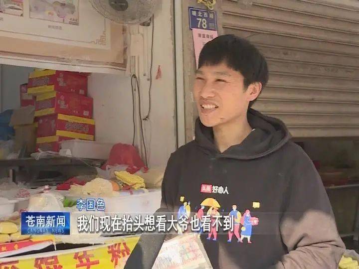 回顾陌生老人去买面手绘纸币骗了老板九年意外去世老板却哭了