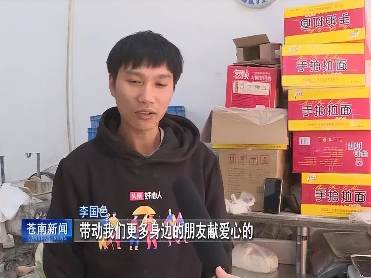 回顾陌生老人去买面手绘纸币骗了老板九年意外去世老板却哭了