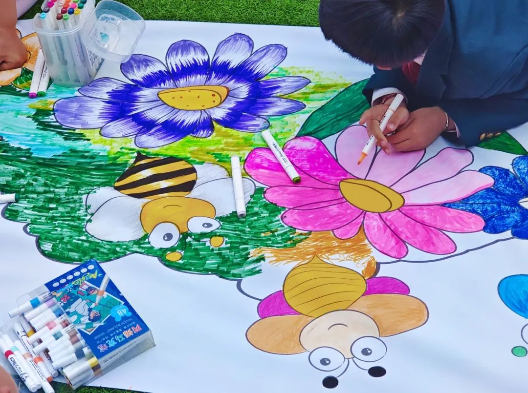 西安藤信学校小学部开展"百米长卷画春天"活动