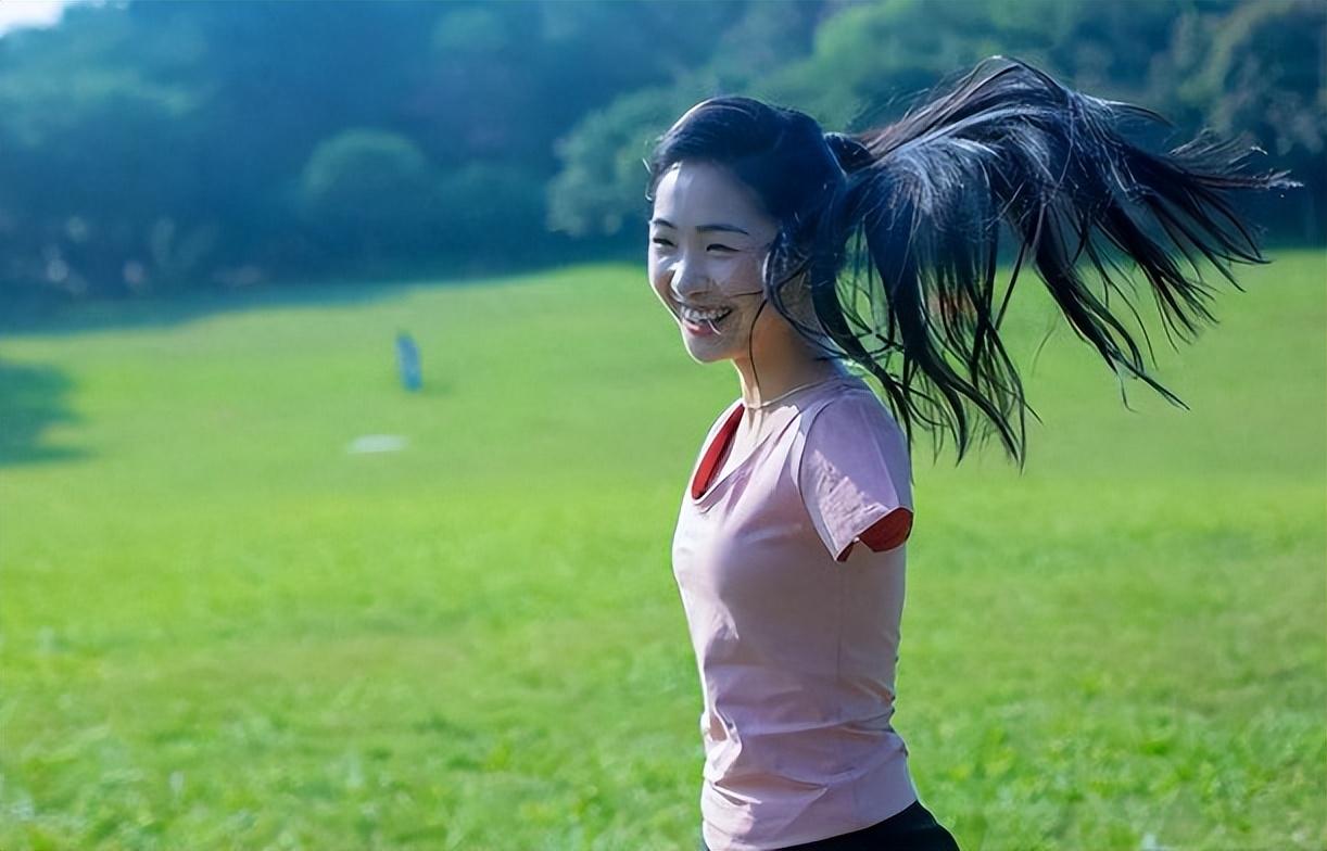 回顾无臂女孩杨佩:9岁失去双臂,她用脚绣十字绣,如今身家千万