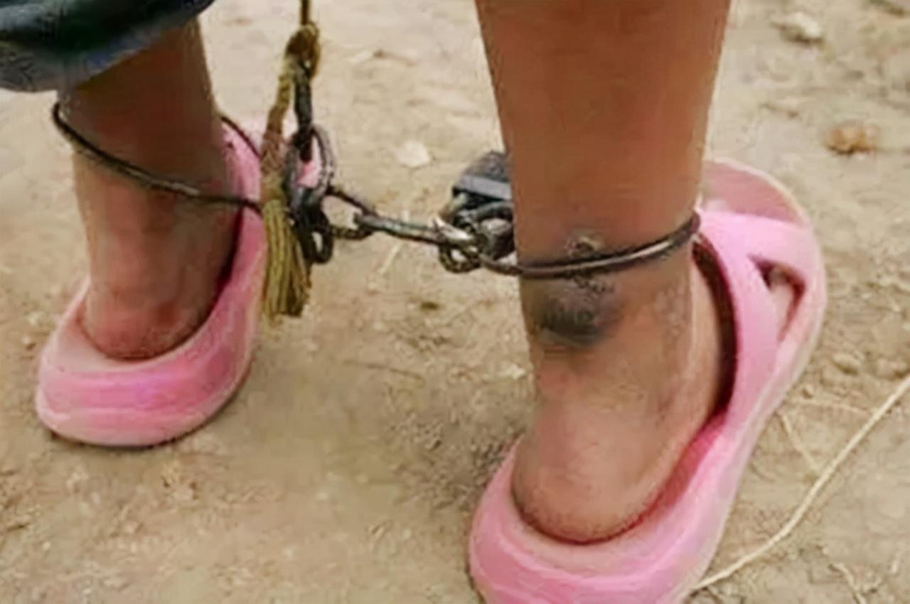 回顾四川男子用铁链将妻子绑树上5个月妻饿死后娘家为其开罪