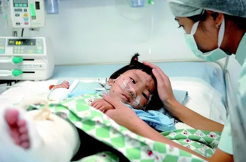 随着声响,消防官兵搬开连接车厢处的残骸,意外地发现了一只小手晃动着