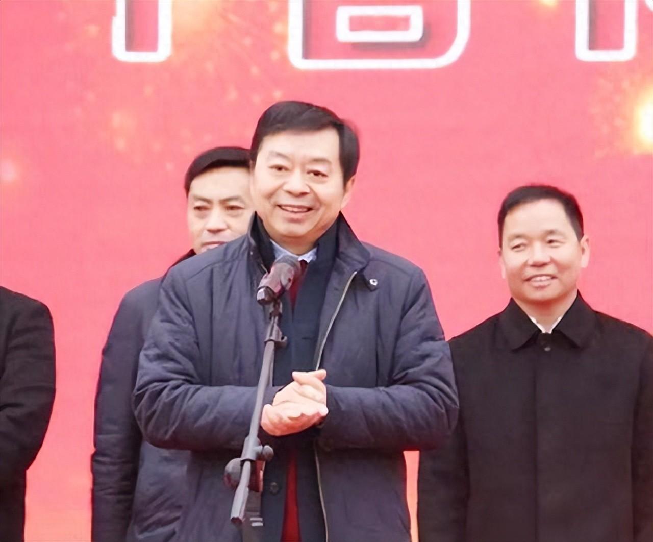 回顾全村凑70元让他创业赚百亿后开飞机回村每位村民发千元红包