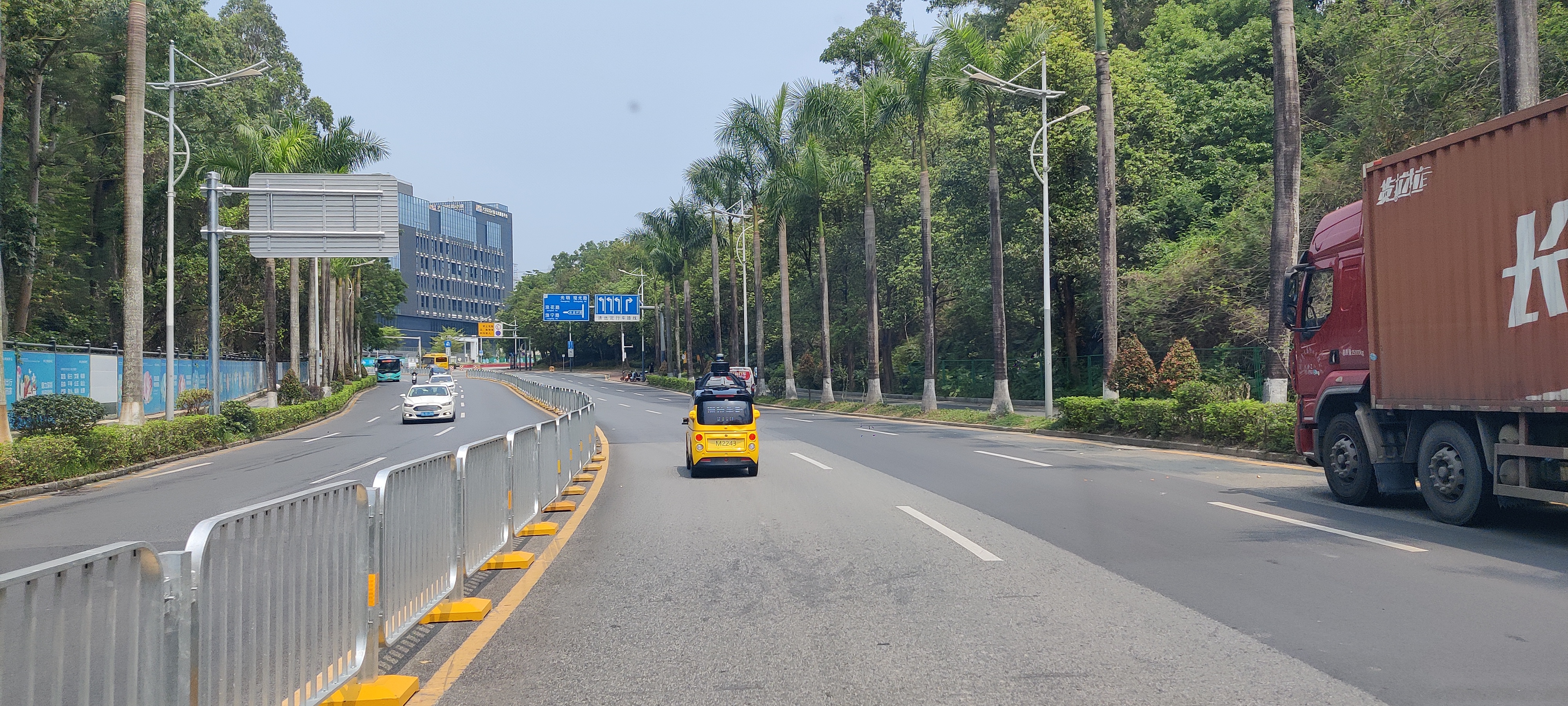 今天在深圳关外路面上,偶见一辆黄色小车"嗖"的一下从我车旁掠过,急