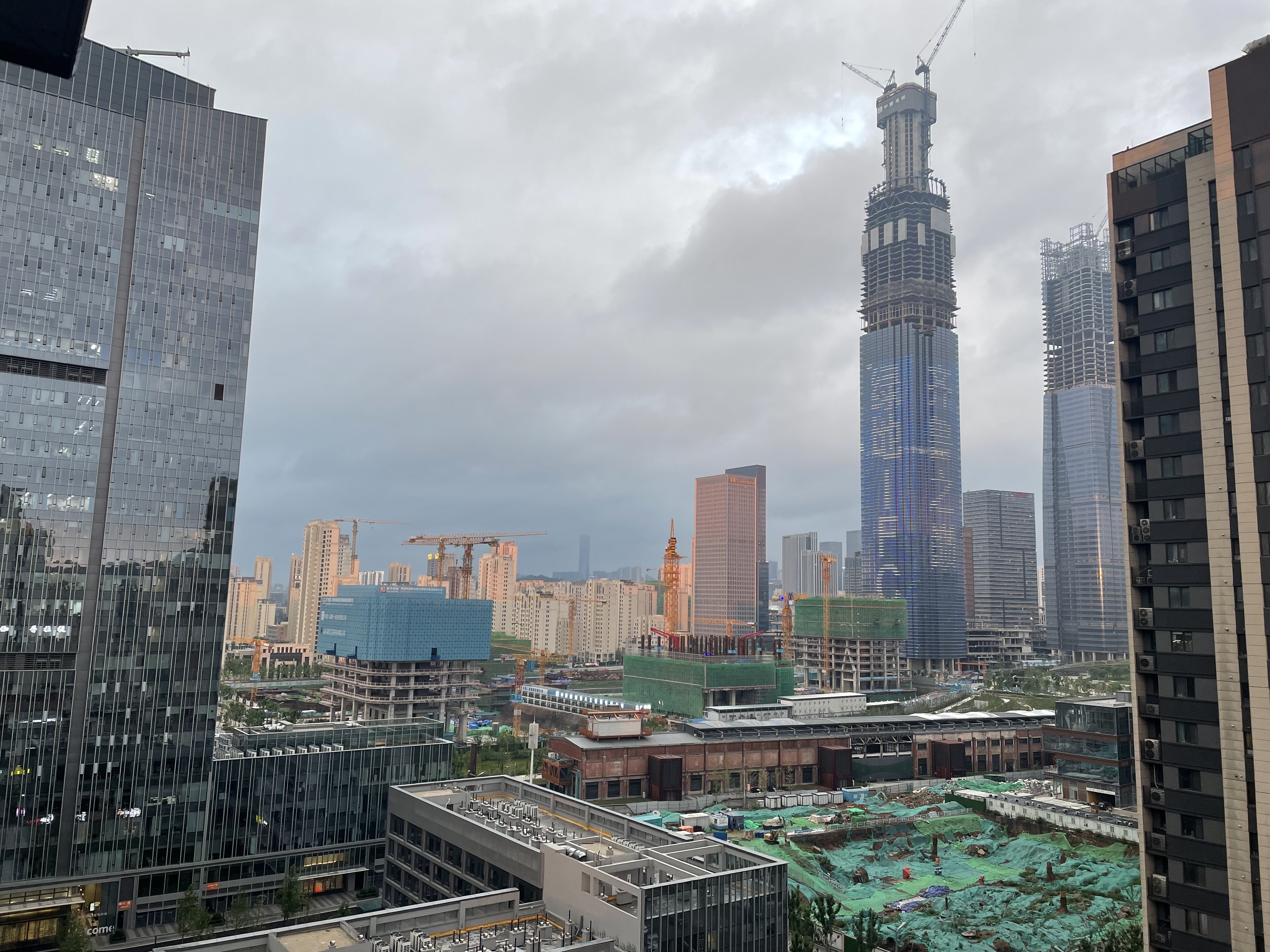 绿地山东国际金融中心项目位于济南cbd核心区域,绸带公园以东,山左路