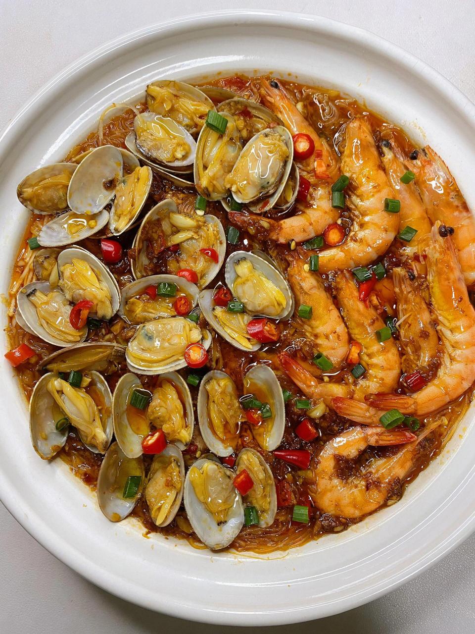 鲜虾粉丝煲 超级鲜美 好吃到停不下来 绝了  食材:花甲,虾,粉丝,金针