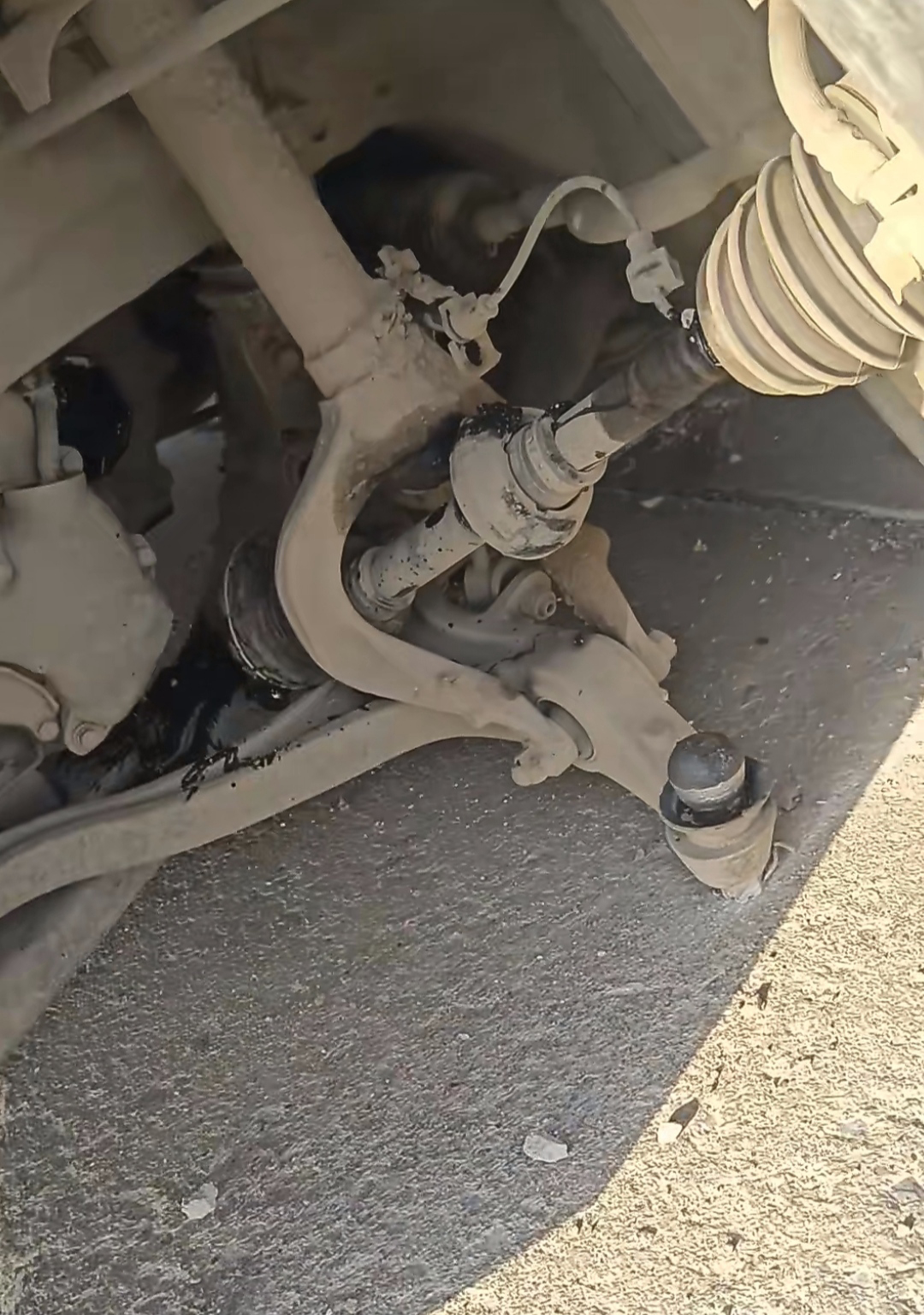 某品牌女司机驾车时,车辆出现故障,让她非常惊恐