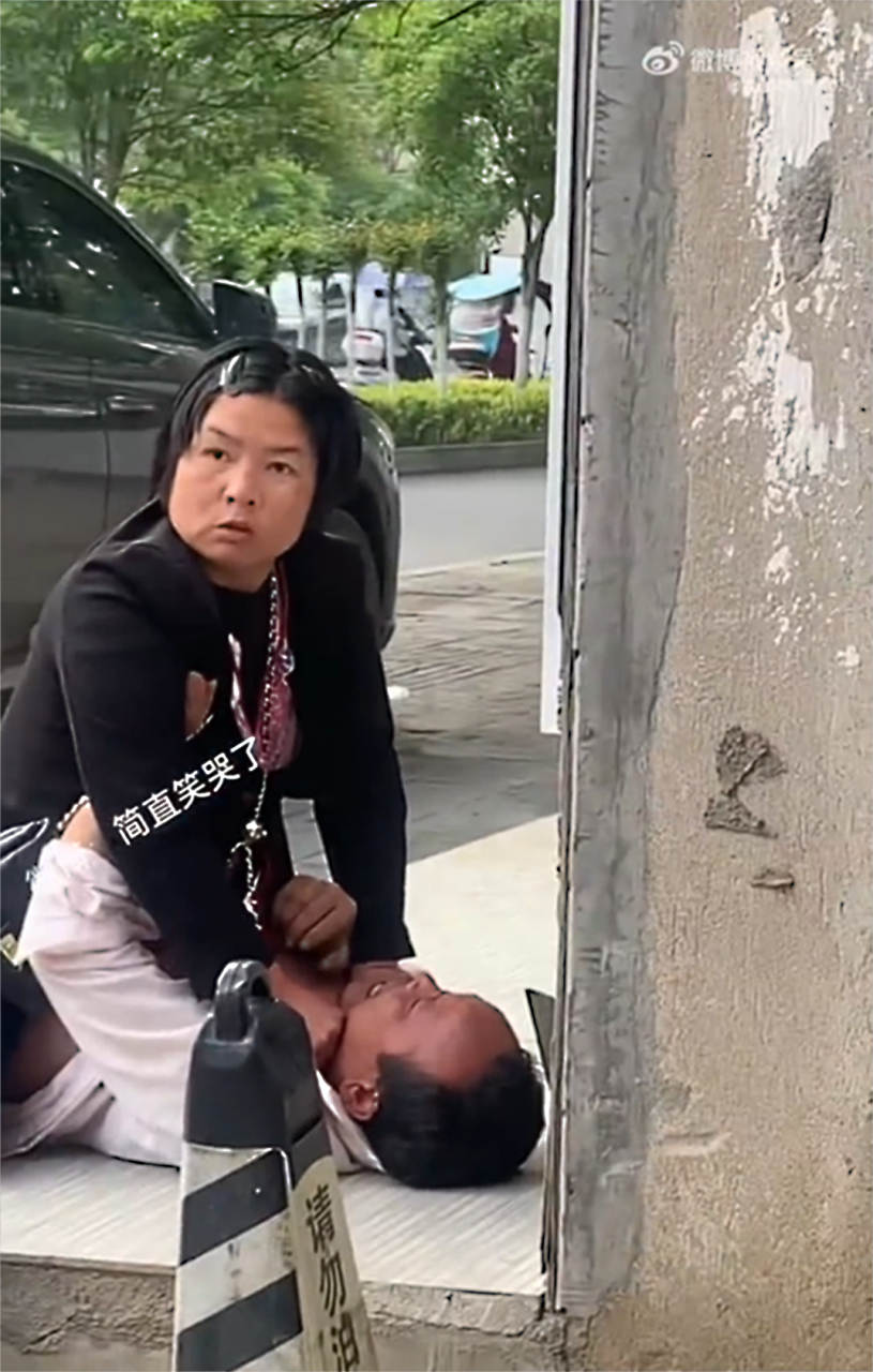这就是不给老婆买衣服的后果,妻子把丈夫压下身下掐住脖子,不禁让我