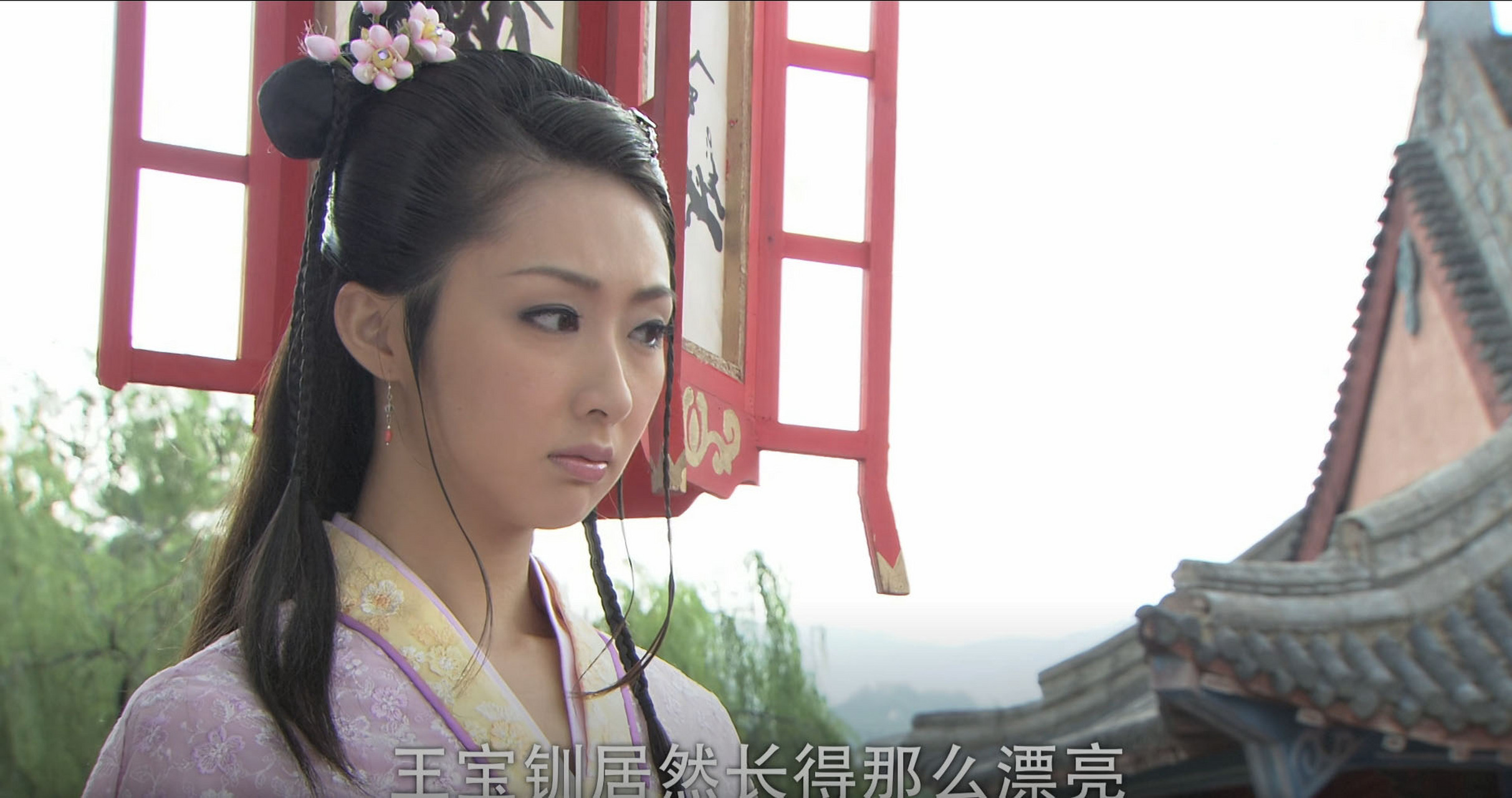 这个镜头,王宝钏确实比薛琪好看.  一身凤冠霞帔,高贵又美丽.