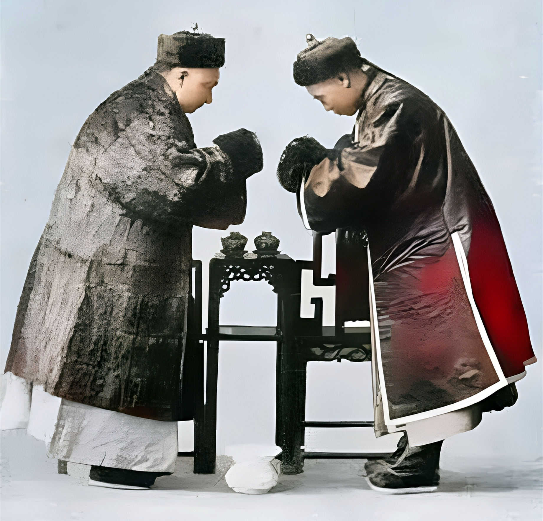 此礼节要重于拱手作揖,表示对对方特别敬重