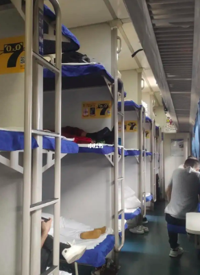 那样可以理解为这名乘客对该座位有支配权和使用权,如果他愿意与人共