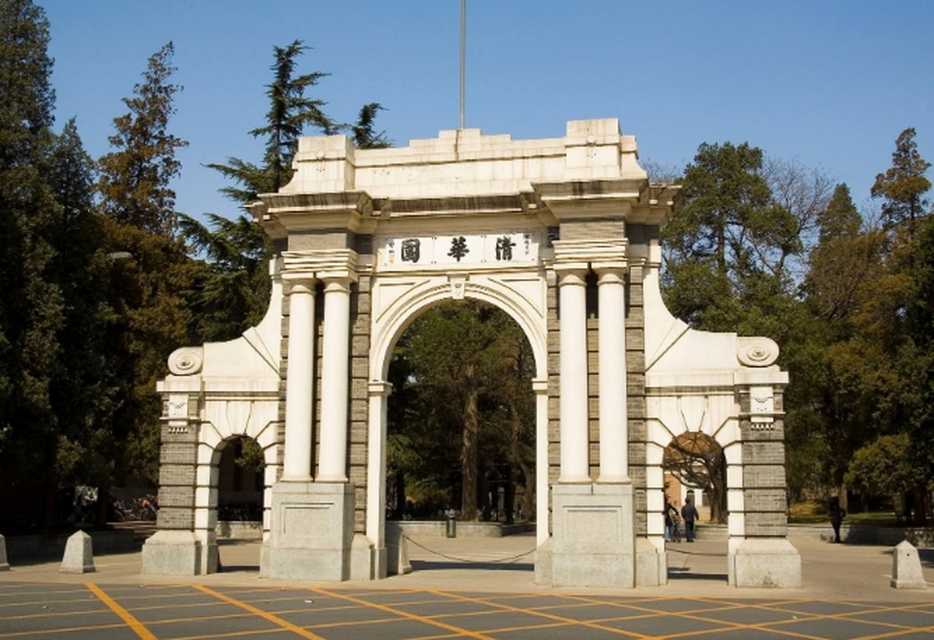中国十大名牌学校:  排名一——清华大学(北京市)  排名二——北京