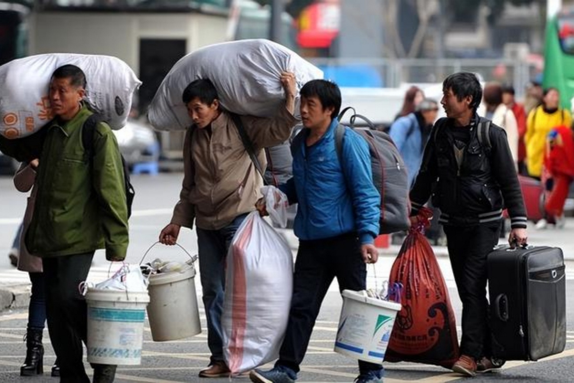 但农民工收入低,城市生活成本高,难以承担购房压力.