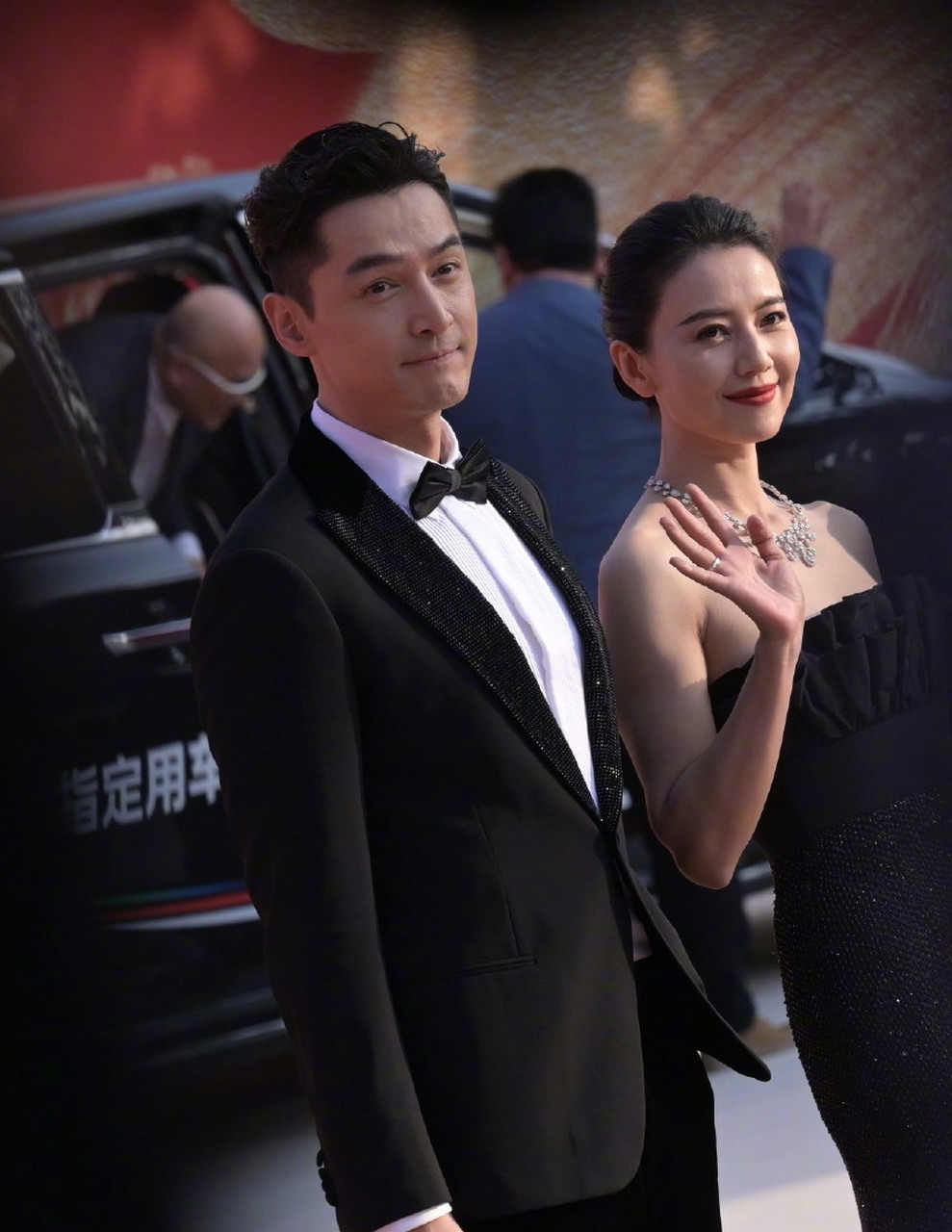 胡歌# #高圆圆#  电影《走走停停》剧组:导演龙飞,主演胡歌,高圆圆